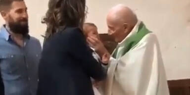 Priester schlägt Kind bei Taufe
