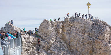 Zugspitze Massen Touristen Gipfel 
