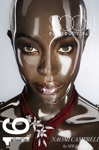 Naomi Campbell als Plastikpuppe mit Glatze