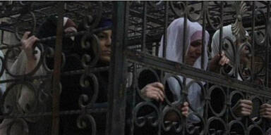 Rebellen sperren Frauen in Käfige
