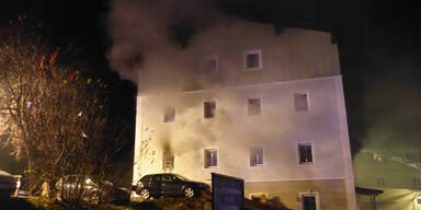 Brand und Explosion in Wohnhaus: Ein Toter