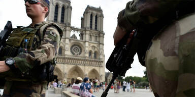 Soldat in Paris mit Messer angegriffen