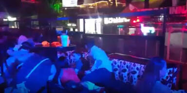Bewaffneter stürmt Nachtclub: 5 Tote