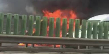 Tangente: Lieferwagen geht in Flammen auf