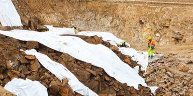 Sprengung in Urfahr: Steinbrocken flogen 150 Meter weit in Gärten