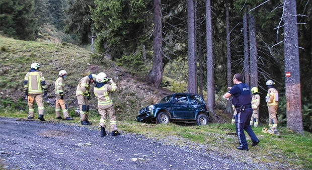74-Jähriger stürzt mit Pkw auf Almweg ab - tot