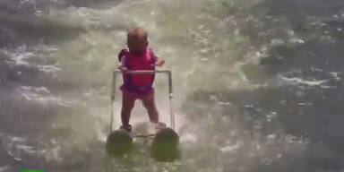 Irre: 6 Monate altes Mädchen fährt Wasserski