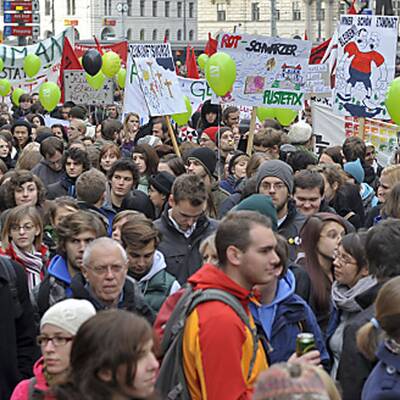 Tausende Studenten bei Demos in Österreich