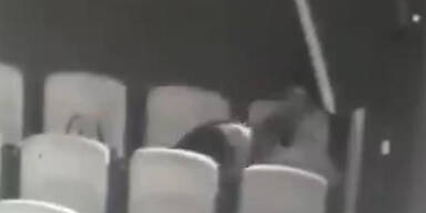 Frau beim Oralsex im Kino erwischt