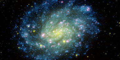 NASA postet grün-gelbe Galaxie für Pele
