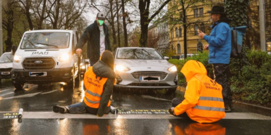 Klima-Kleber blockieren Straßen in Graz