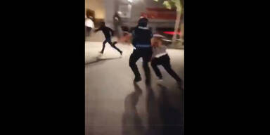 Video zeigt Attacke von Randalierer auf Polizisten