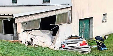 23-Jähriger krachte mit BMW frontal in Mauer - tot