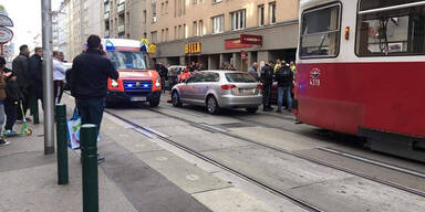 Auto überfährt Fußgänger mitten in Wien
