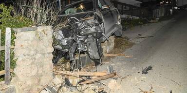 Unfall: Zerstörtes Auto