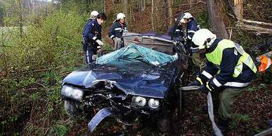 Frontal-Crash gegen Baum - Beifahrer tot