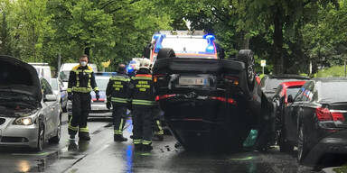 Auto überschlägt sich bei Unfall in Wien: Zwei Verletzte