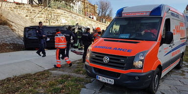 Kurioser Unfall: Auto stürzt in Wienfluss-Trasse