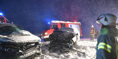 Frontal-Crash im Schneetreiben - Ein Mann tot