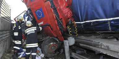Horror-Crash legt A 1 lahm: Trucker tot