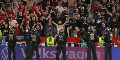 Polizisten stehen vor ungarischen Fans beim EM-Spiel gegen Deutschland