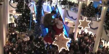 Keine gute Wahl: Santa steigt auf Seil um