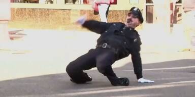 Tanzender Polizist regelt US-Verkehr