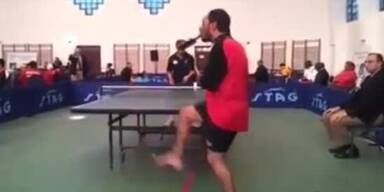 Ägypter spielt Ping Pong mit seinem Mund