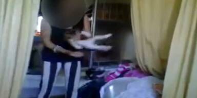 Teenager schleudern Katze durch die Luft