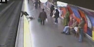 Schock-Video: Frau fällt ohnmächtig auf Gleise