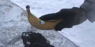 Gefrorene Bananen um Nägel einzuschlagen