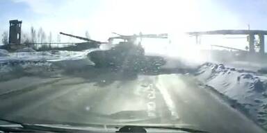 Panzer donnert quer über russische Straße