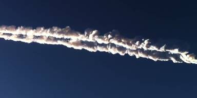 Meteorit zieht Aschespur quer über den Himmel