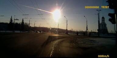 Meteorit verglüht in der Erdatmosphäre