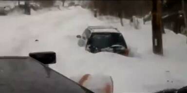 Witzbold verschüttet Autos mit Schneepflug