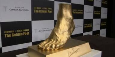Lionel Messis' Fuß in purem Gold verewigt