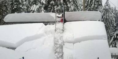 Ungewollt: Dach befreit sich selbst vom Schnee