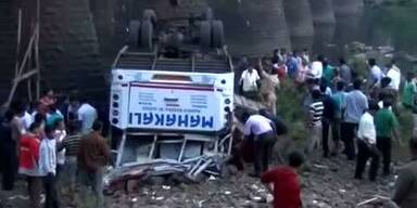Mindestens 32 Tote bei Busunglück in Indien