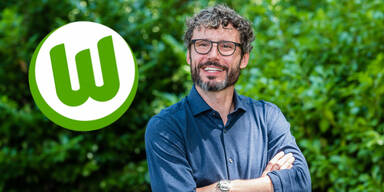 Trainer Mark van Bommel mit dem Logo des deutschen Erstligisten Wolfsburg