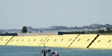 Venedig aktiviert Dammsystem gegen Hochwasser.png