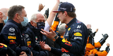 Red-Bull-Team: Max Verstappen mit Teamchef Cristian Horner und Helmut Marko
