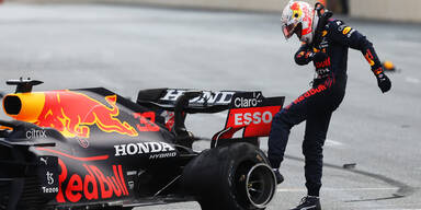 Red-Bull-Pilot Max Verstappen tritt gegen seinen geplatzten Hinterreifen