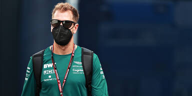 Aston-Martin-Pilot Sebastian Vettel mit schwarzer FFP2-Maske