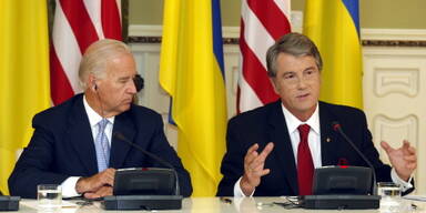 Viktor Juschtschenko neben Joe Biden (li.)