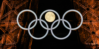 Vollmond in perfekter Harmonie mit den Olympischen Ringen