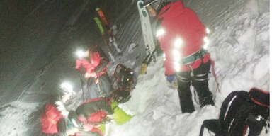 Snowboarder stürzte 25 m in Fels-Loch