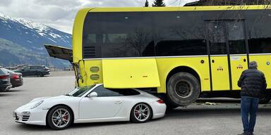 Bus auf Porsche in Fügen