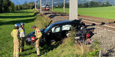 Auto in Tirol von Zug erfasst: Kind getötet