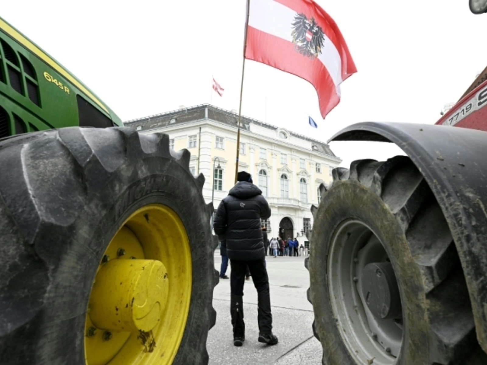 FPÖ-Bauerndemo garniert mit Corona-Gegnern - Politik-Live