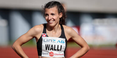 400-m-Läuferin Susanne Walli lächelnd im Zielraum